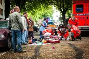 Dr. Haase (Fabian Harloff, 3.v.r.) und seine Kollegen kümmern sich um die achtjährige Carina, die von einem Wagen angefahren und schwer verletzt wurde. Carinas Mutter Birgit (Liane Forestieri, m.) bangt um ihre Tochter.