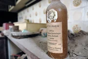Forsaken Places_Lost Places-Geheime Welten EP Verlorenes Empire Deutscher Riesling der 1990er Jahre war auch in der Karibik beliebt. Diese Flasche wurde 1995 geleert und steht seitdem in einer aschebedeckten, verlassenen Küche in Plymouth, Montserrat.