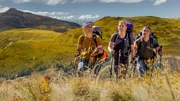 Key Visual/Cover Sendereihenbild ohne Typo zu "Bergfreundinnen - Abenteuer Wilder Balkan" der Staffel 3. Toni, Kaddi und Lisa lieben Berge und das Draußensein. Ständig zieht es die drei hinaus und hinauf. Wenn sie nicht gerade die Alpen überqueren oder auf Bikepacking-Tour sind, dann reden sie darüber in ihrem Podcast "Bergfreundinnen". Von links: Katharina Kestler, Antonia Schlosser und Elisabeth Bartelmus.