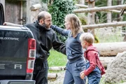 "Soko Kitzbühel", "Amour Fou." Dr. Antonia Weigert, Richterin am Landesgericht Innsbruck, wird in ihrem Wohnzimmer ermordet aufgefunden. Die SOKO hält es für möglich, dass sie der Rache eines von ihr Verurteilten zum Opfer gefallen ist. Bei ihren Ermittlungen stoßen Lukas und Nina auf einen Prozess gegen den der Mafia nahestehenden Beppo Carlotti, der wegen Export von gepanschtem Olivenöl in Tirol einsitzt. Aber wirklich verdächtig ist der Fall Lucy Dolzer, die von der Richterin wegen zweifachen Mordes schuldig gesprochen wurde - und seither ihr Kind nicht mehr sehen darf. Und dann entdeckt Lukas, wer die damalige psychologische Gutachterin war: Mira Winterberg. Lukas ahnt, dass seine Freundin damit in großer Gefahr ist.Im Bild (v.li.): Michael Fuith (Horst Schano), Susanne Wuest (Lucy Dolzer), Lennox Schön (Timi).