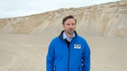 Karsten Holthusen (Christoph Mory) ist der Entwickler der Drohnen, die die Greifvögel der toten Silke Rothe regelmäßig vom Himmel geholt haben. Er spielt herunter, dass er durch Silkes Verhalten massiven Schaden erlitten hat. Was hat Karsten Holthusen zu verbergen?