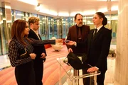 Ayla (Via Jikeli, l.), Vincent (Jannik Schü59mann, 2.v.l.) und Cornel Prien (Thomas Loibl, 2.v.r.) spielen gegeneinander am Pokerturnier The Big One - mit sehr hohen Einsätzen.