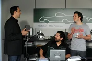 Flori und Tuncay überspielen vor Mike, dass in der Tankkasse zu wenig Geld ist. Von links: Mike Preissinger (Harry Blank), Geselle Tuncay (Levent Özdil) und Florian Brunner (Tommy Schwimmer).