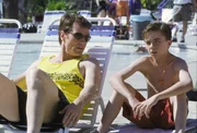 Malcolm (Frankie Muniz, re.) erzählt seinem Vater Hal (Bryan Cranston), dass er nichts für den Wasserpark übrig hat.