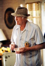 Großvater Victor (Robert Loggia) isst genüsslich ein Eis.