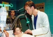 Der fünfjährige Tim (Tim Hahn) wird auf Verdacht einer Tablettenvergiftung von Dr. Achim Kreutzer (Holger Daemgen) behandelt. Seine Mutter (Ina Bleiweiß) gibt an, sie wisse nicht, was ihr Sohn zu sich genommen hat. Doch Achim glaubt ihr nicht.