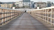 Im Traum: Karin Lossow (Katrin Sass) am Ende der Ahlbecker Seebrücke.