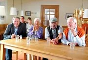 ARD/SWR DER WINZERKÖNIG III. STAFFEL, FOLGE 37, "Die Qual der Wahl", am Mittwoch (28.05.14) um 10:45 Uhr im ERSTEN. (v.li.) Thomas (Harald Krassnitzer),  Paul Stickler (Achim Schelhas), seine neue Freundin Kerstin (Wanda Worch), Hermine (Christine Ostermayer), Blasius (Branko Samarovski) und Gottfried (Wolfgang Hübsch) verfolgen die entscheidende Fernsehdiskussion zur Bürgermeisterwahl.