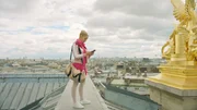 Lena (Jessica Lord) versucht Henri zu erreichen, der sich in der modernen Welt nicht zurechtfindet.