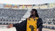 Der Musiker Donsharp De Batoro ist in Burkina Fasos Hauptstadt Ouagadougou unterwegs.