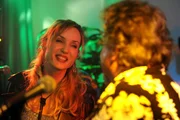 Jana (Isabella Hübner) wird mit der Band von Rolands Bekanntem nicht richtig warm.