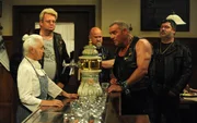 Hagen und seine Rocker-Freunde sind auf der Suche nach einer Unterkunft. Von links: Theresa Brunner (Ursula Erber) und Hagen (Thomas Born).