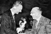 28. Januar 1949: In Anwesenheit des Militärgouverneurs der US-amerikanischen Besatzungszone, General Lucius D. Clay, wird Radio Frankfurt offiziell in deutsche Hände übergeben. Francis E. Sheehan (rechts), stellvertretender Direktor der amerikanischen Militärregierung für Hessen, überreicht Intendant Eberhard Beckmann die Lizenzurkunde. 28. Januar 1949: In Anwesenheit des Militärgouverneurs der US-amerikanischen Besatzungszone, General Lucius D. Clay, wird Radio Frankfurt offiziell in deutsche Hände übergeben. Francis E. Sheehan (rechts), stellvertretender Direktor der amerikanischen Militärregierung für Hessen, überreicht Intendant Eberhard Beckmann die Lizenzurkunde.