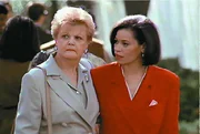 L-R: Jessica Fletcher (Angela Lansbury) und Maude Gillis (Kate Mulgrew)