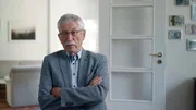 „Ich bin schwul und das ist auch gut so!“ Nachdem der Berliner Bankenskandal das etwas verstaubte Machtduo Eberhard Diepgen und Klaus-Rüdiger Landowsky im Jahr 2001 hinweggefegt und die Käseglocke von Berlin genommen hat, zieht mit dem charmanten und auch machtbewussten Klaus Wowereit ein neuer Stil in die Politik ein: Locker nach außen, aber knallhart in der Sache. - Thilo Sarrazin, ehemaliger Berliner Finanzsenator (SPD) und umstrittener Buchautor.