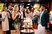 Nicoletta feiert zum wiederholten Male ihren 30. Geburtstag. v.l.n.r.: Maria (Gerti Drassl), Georg (Jürgen Maurer), Nicoletta (Nina Proll), Hadrian (Bernhard Schir), Caroline (Martina Ebm), Francesco (Xaver Hutter).