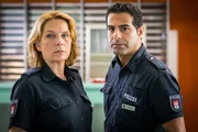 Claudia (Janette Rauch, l.) und Tarik (Serhat Cokgezen, r.) übernehmen die Ermittlungen, um die Unschuld ihres Kollegen Mattes zu beweisen.