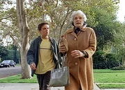 Malcolm (Frankie Muniz) versucht, sich während eines Spaziergangs mit seiner Großmutter Ida (Cloris Leachman) auszusprechen.
