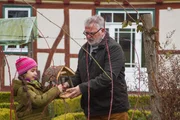 Opa Karl (Peter Rauch) hilft, das Vogelhaus mit aufzustellen.