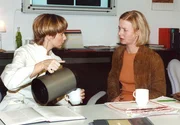 Dr. Globisch (Andrea-Kathrin Loewig) versucht Frau Teichert (Katharina Groth) zu erklären, dass Lähmungen bei ihrem Sohn Matthias nicht auszuschließen sind.