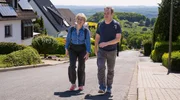 Sabine Heinrich (l) und Fabian Raphael auf ihrer Wanderung durchs grüne Ruhrgebiet.