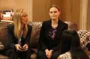 Special Agent Grace Miller (Kim Raver, l.) befragt Brennan (Emily Deschanel) zum plötzlichen Verschwinden ihres Mannes, da dessen Bruder kürzlich tot aufgefunden wurde und er als dringend tatverdächtig gilt.