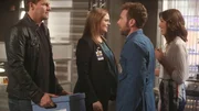 Booth (David Boreanaz, l.) und Brennan (Emily Deschanel, 2.v.l.) verabschieden sich von Hodgins (T.J. Thyne) und Angela (Michaela Conlin) - ein Abschied für immer?