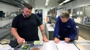 Sternenkoch Lukas Jakobi (li.) kocht jetzt auch vegan für eine deutsche Airline. Sternenkoch Lukas Jakobi (li.) kocht jetzt auch vegan für eine deutsche Airline.