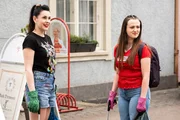 Tina (Anita Eichhorn, links) und Maja (Godiva Adela, rechts) sammeln Müll während Ramadama.