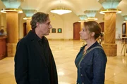 Dr. Theresa Wolff (Nina Gummich, r.) konfrontiert den Dirigenten Viktor Radenko (Stefan Kurt, l.) mit noch offenen Fragen.