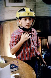 Dewey (Erik Per Sullivan) rüstet sich für den Kampf gegen die Fledermäuse im Haus.
