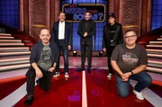 Moderator Kai Pflaume (M.) und seine Rateteam-Kapitäne Bernhard Hoëcker (l.) und Elton (r.) begrüßen in dieser Sendung den Musiker Jonny Hill (2.v.l.) und den Musiker Tom Astor (2.v.r.).