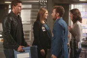 Booth (David Boreanaz, l.) und Brennan (Emily Deschanel, 2.v.l.) verabschieden sich von Hodgins (T.J. Thyne) und Angela (Michaela Conlin) - ein Abschied für immer?  +++