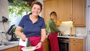 Bea (r.) kocht gemeinsam mit ihrer Freundin Mechthild (l.).