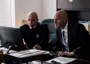 Die Detectives schauen sich etwas am Computer an.