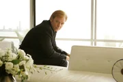 Lt. Horatio Caine (David Caruso) findet heraus, dass der ermordete Nick von seinen Kollegen beschuldigt wurde, an Tatorten wertvolle Gegenstände mitgehen zu lassen ...