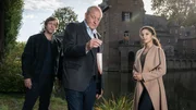 Merkwürdige Dinge geschehen in dem einsamen Wasserschloss, in dem Dr. Tessa Tilker (Patricia Meeden, r.) eigentlich nur an einem Seminar teilnehmen wollte. Um den dunklen Geheimnissen auf den Grund zu gehen, folgen Wilsberg (Leonard Lansink, M.) und Ekki (Oliver Korittke, l.) Tessas Hilferuf.