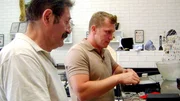 Harald (li.) und Trödelexperte Otto Schulte beim Juwelier