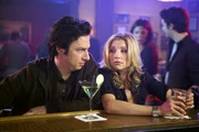 J.D. (Zach Braff, l.) ist eifersüchtig, weil Elliott (Sarah Chalke, r.) so viel Zeit mit ihrer alten Freundin Melody verbringt ...