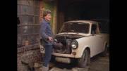Der Trabant 601, gebaut in Zwickau und im Volksmund liebevoll "Trabi" genannt, war der Volks-Wagen der DDR. Wer einen haben wollte, musste 14 Jahre warten. Im Bild: einem Mann ist sein Wagen bei einer Fahrt kaputtgegangen; jetzt fehlen ihm Ersatzteile für die Reparatur.