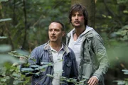 Semir (Erdogan Atalay, l.) und Ben (Tom Beck) verfolgen Tanja durch den Wald.