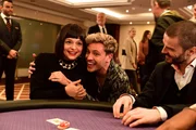 Ayla (Via Jikeli) taucht mit Vincent (Jannik Schümann) immer weiter in die Pokerwelt ein.