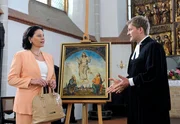 ARD ROTE ROSEN FOLGE 1546, am Mittwoch um 14:10 Uhr im ERSTEN. Crescenzia Lombardi (Pia Hänggi, l.), eine Nachfahrin des Malers und Lorenzos Tante, kommt nach Lüneburg und sprengt mit ihrem Betrugsvorwurf an Sönke (Bo Hansen, r.) die Einsegnungsfeier ...