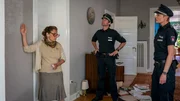 Melanie (Sanna Englund, r.) und Mattes (Matthias Schloo, M.) ermitteln einen Einbruch bei Frau Steiger (Adriana Altaras, l.). Ihr wurde wertvoller Schmuck und ein wohl wertloses, aber für sie bedeutendes Gemälde gestohlen. Melanie (Sanna Englund, r.) und Mattes (Matthias Schloo, M.) ermitteln einen Einbruch bei Frau Steiger (Adriana Altaras, l.). Ihr wurde wertvoller Schmuck und ein wohl wertloses, aber für sie bedeutendes Gemälde gestohlen.
