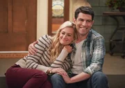 Gemma Johnson (Beth Behrs, l.); Dave Johnson (Max Greenfield, r.)