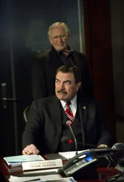 Trotz der Pflicht zur Geheimhaltung hat Frank (Tom Selleck, vorne) das dringende Bedürftnis, seinem Vater Henry (Len Cariou, hinten) vom Terroranschlag zu erzählen ...