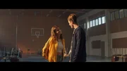 Tuva (Beata Borelius) macht sich an Badboy Tim (Christian Sundgren) ran.