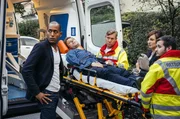 SWR WATZMANN ERMITTELT, "Inkognito", am Donnerstag (15.02.24) um 22:45 Uhr im SWR. Christian Bichler (Pablo Sprungala, auf der Bahre) ist niedergestochen worden. Felicitas Beck (Dagny Dewath, 2.v.r.) begleitet ihn in den Unfallwagen. Kommissar Jerry Paulsen (Peter Marton, l.) kommt dazu. Sanitäter (Komparsen) © SWR/Hendrik Heiden, honorarfrei - Verwendung gemäß der AGB im engen inhaltlichen, redaktionellen Zusammenhang mit genannter SWR-Sendung bei Nennung "Bild: SWR/Hendrik Heiden" (S2+). SWR Presse/Bildkommunikation, Baden-Baden, Tel: 07221/929-23876, foto@swr.de SWR WATZMANN ERMITTELT, "Inkognito", am Donnerstag (15.02.24) um 22:45 Uhr im SWR. Christian Bichler (Pablo Sprungala, auf der Bahre) ist niedergestochen worden. Felicitas Beck (Dagny Dewath, 2.v.r.) begleitet ihn in den Unfallwagen. Kommissar Jerry Paulsen (Peter Marton, l.) kommt dazu. Sanitäter (Komparsen) © SWR/Hendrik Heiden, honorarfrei - Verwendung gemäß der AGB im engen inhaltlichen, redaktionellen Zusammenhang mit genannter SWR-Sendung bei Nennung "Bild: SWR/Hendrik Heiden" (S2+). SWR Presse/Bildkommunikation, Baden-Baden, Tel: 07221/929-23876, foto@swr.de