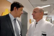 ARD TIERÄRZTIN DR. MERTENS IV. Staffel mit 13 neuen Folgen, Folge 45, "Eine Frage des Vertrauens", am Dienstag um 20.15 Uhr im Ersten. Kinderarzt Dr. Christoph Lentz (Sven Martinek, l.) erhält seinen Chefarztposten zurück. Von seinem Chef Professor Hedemann (Wolf-Dietrich Rammler, r.) hatte er in seiner schwierigen beruflichen Situation allerdings mehr Rückhalt erwartet.