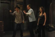 Kurz vor seiner ersten Vorlesung als Professor haben Lily (Alyson Hannigan, r.) und Marshall (Jason Segel, M.) eine besondere Überraschung für Ted (Josh Radnor, l.) ...